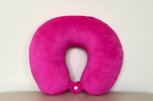 Подушка дорожня рожева  В400