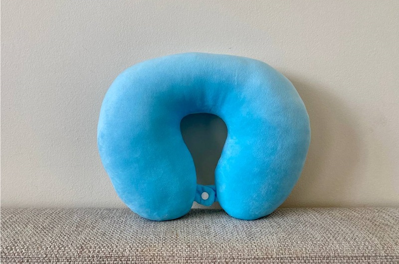 Подушка дорожня блакитна  В400